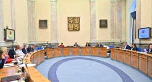 Vláda se zbavuje odborníků jako na běžícím páse. Prý zvyšuje efektivitu
