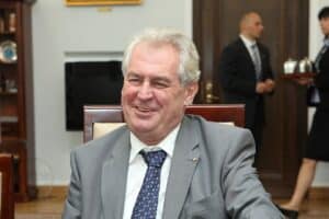 Zeman s Klausem si žijí jako na zámku. Běžní důchodci jim jejich rentu mohou jen tiše závidět