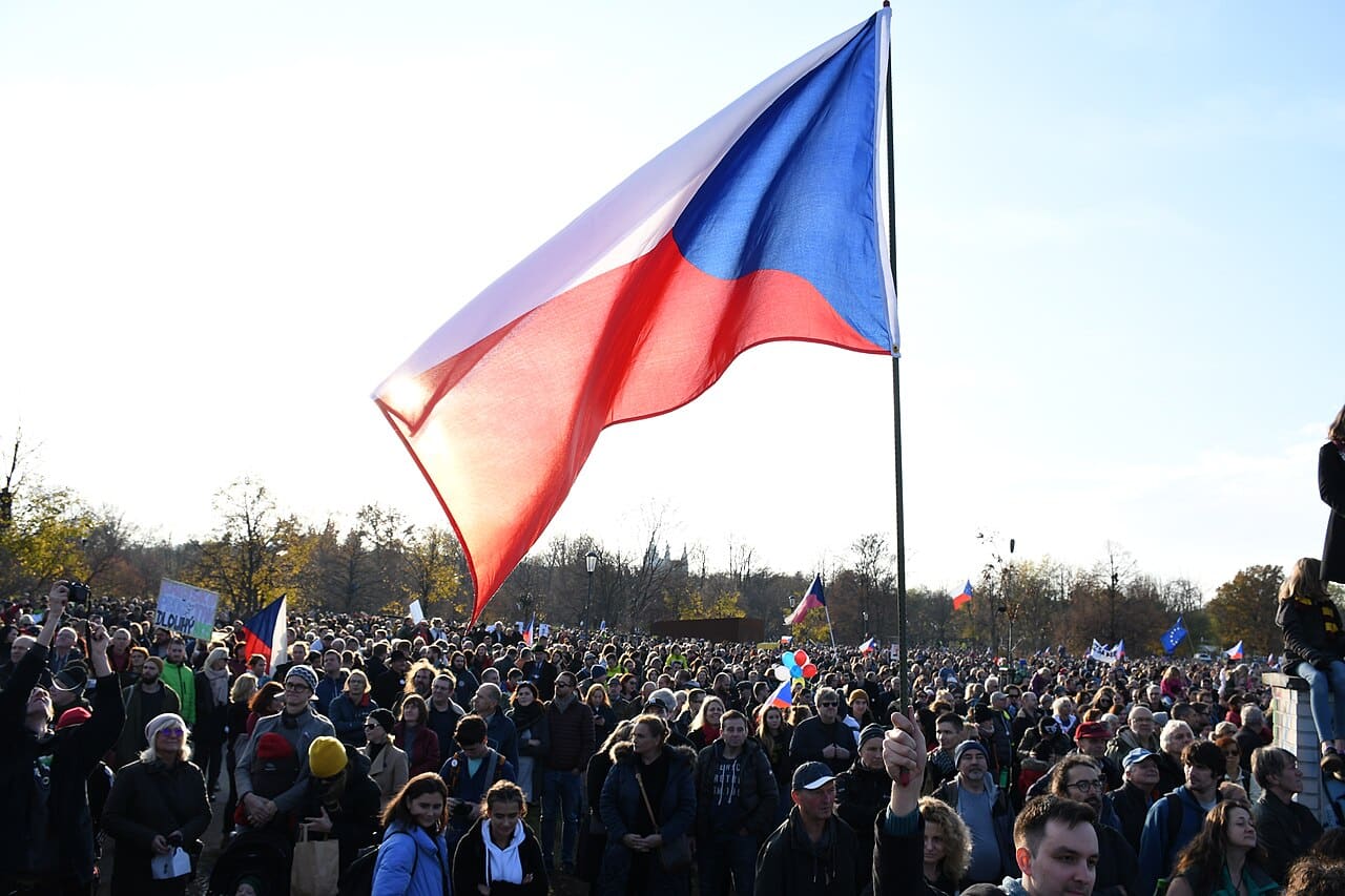 Ostrá slova o volebním podvodu. Politici si opět vjeli do vlasů, záminku byla demonstrace na Letné