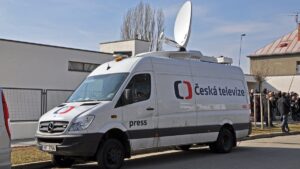 Vláda chce zrušit poplatky pro Českou televizi. Lidé jsou nadšení, ale nedochází jim, že na to sami doplatí