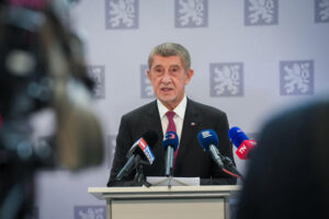 Spolupráce s SPD a Motoristy se Babišovi vyplatila. Vyhnul se soudům, spojence za to odměnil mocí
