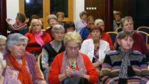 Senioři se dočkají dalšího dárečku. Mnozí z nich dostanou tisíce Kč, vláda bude rozdávat