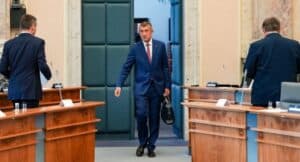 Paradox podpory Ukrajiny: Vláda udělala správnou věc, ale před voliči to skrývá a obviňuje Fialovu vládu