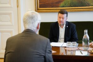 Okamura zuří a nemůže rozdýchat prezidentovo veto. Na konec srpna plánuje pomstu