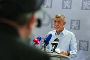 Babiš vyčítá bývalé vládě, že důchodce připravila o tisíce korun. Sám s tím ale nic nedělá a nemá odvahu to změnit