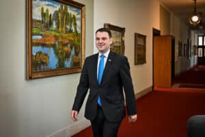 Ústava pro dnešní vládu asi nic neznamená. Macinka s Babišem ji porušují, jako by se nechumelilo
