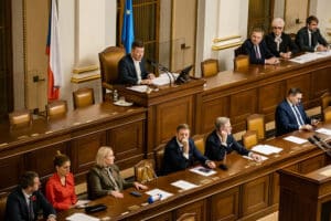 Stydí se vládní poslanci za své hlasování? Jinak by nenavrhovali hlasovací anonymitu