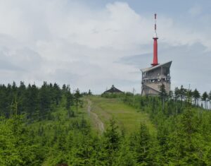 Babiš byl na Lysé hoře jako slon v porcelánu. Hlučný a ještě trhal chráněné květiny, jako malé dítě