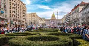 Generace, na kterou vláda zapomněla: Senioři a mladí dárky dostali, na ekonomické tahouny země ale nikdo nemyslí