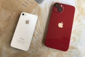 Zákaz mobilů ve školách je jasný populistický krok. Co na tom, že nemá skoro žádný přínos, hlavně že si vláda odškrtne položku v seznamu