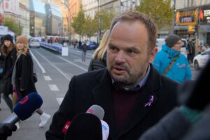 Se SOCDEM to nevyšlo, tak to Šmarda zkouší sólo. Tonoucí se stébla chytá